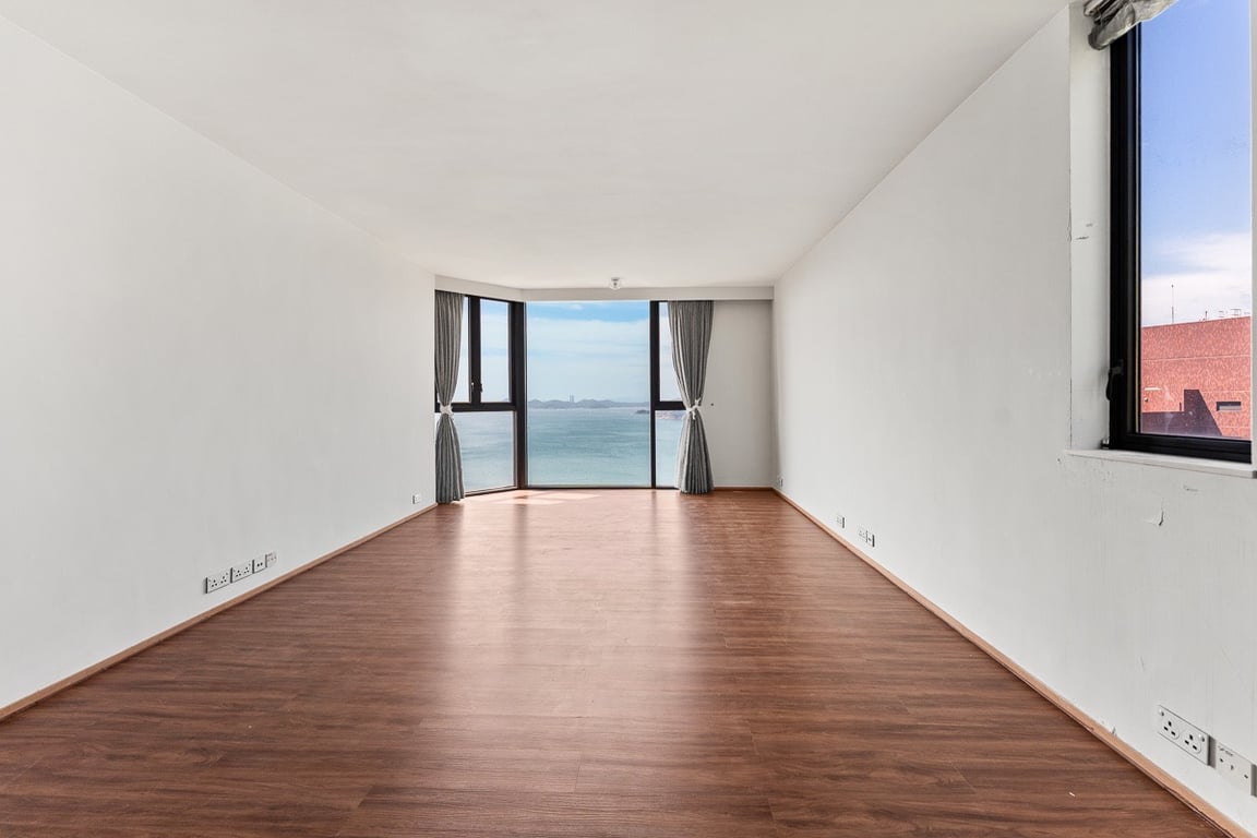 https://img.propertyraptor.com/cdn-cgi/imagedelivery/KD5bF_AFL0JDTbKLWF7z9g/ap8/ap8_001/hornet/prp/img/006ed5e03141218687e8cacc50715d7a-wtm.jpg/public