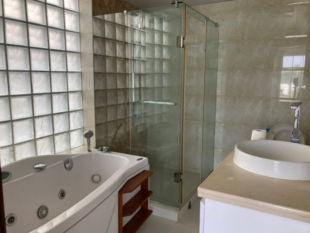 https://img.propertyraptor.com/cdn-cgi/imagedelivery/KD5bF_AFL0JDTbKLWF7z9g/ap8/ap8_001/hornet/prp/img/00af5984a3369cb2e383982750ac0e9d.jpg/public