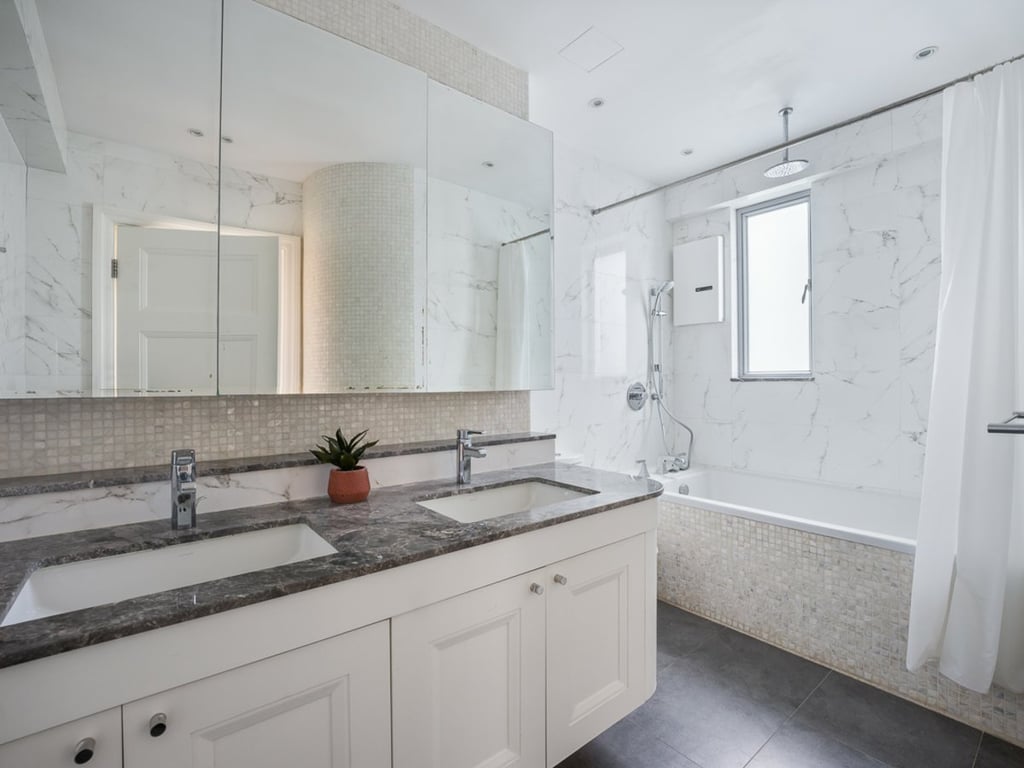 https://img.propertyraptor.com/cdn-cgi/imagedelivery/KD5bF_AFL0JDTbKLWF7z9g/ap8/ap8_001/hornet/prp/img/016fc6e8669fbad0e957d05db6ca7e3c.jpg/public