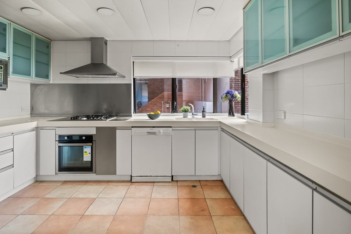 https://img.propertyraptor.com/cdn-cgi/imagedelivery/KD5bF_AFL0JDTbKLWF7z9g/ap8/ap8_001/hornet/prp/img/01b847a1f93f434957454d403ca50ae6-wtm.jpg/public