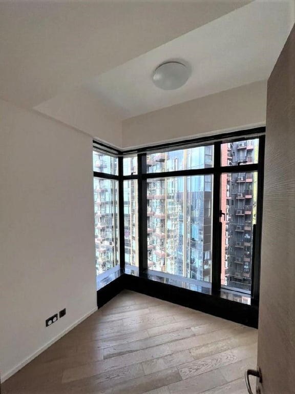 https://img.propertyraptor.com/cdn-cgi/imagedelivery/KD5bF_AFL0JDTbKLWF7z9g/ap8/ap8_001/hornet/prp/img/02783ab038a0ac24becb1cbb405a0919.jpg/public