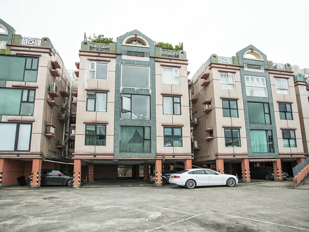 https://img.propertyraptor.com/cdn-cgi/imagedelivery/KD5bF_AFL0JDTbKLWF7z9g/ap8/ap8_001/hornet/prp/img/02d0a634dbecea441bc00690b24d0a45.jpg/public