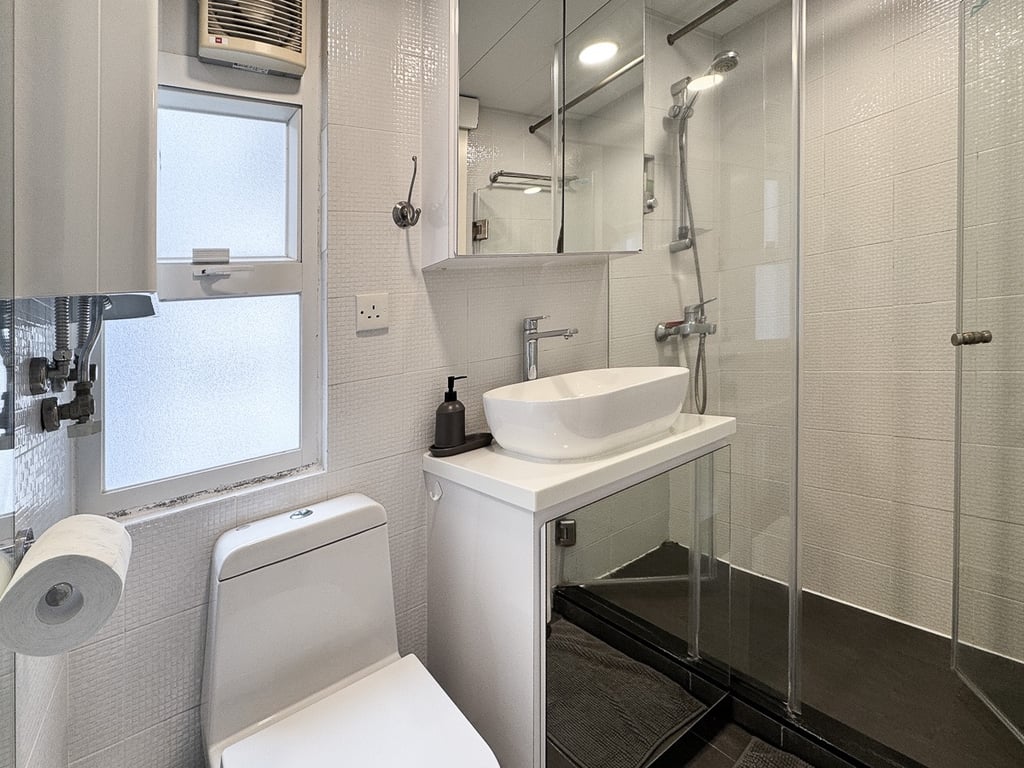 https://img.propertyraptor.com/cdn-cgi/imagedelivery/KD5bF_AFL0JDTbKLWF7z9g/ap8/ap8_001/hornet/prp/img/0314524d4775121171e56fe4328d9917-wtm.jpg/public
