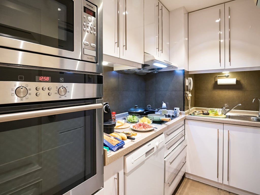 https://img.propertyraptor.com/cdn-cgi/imagedelivery/KD5bF_AFL0JDTbKLWF7z9g/ap8/ap8_001/hornet/prp/img/03297d46d53849698399d945e3e4a493.jpg/public