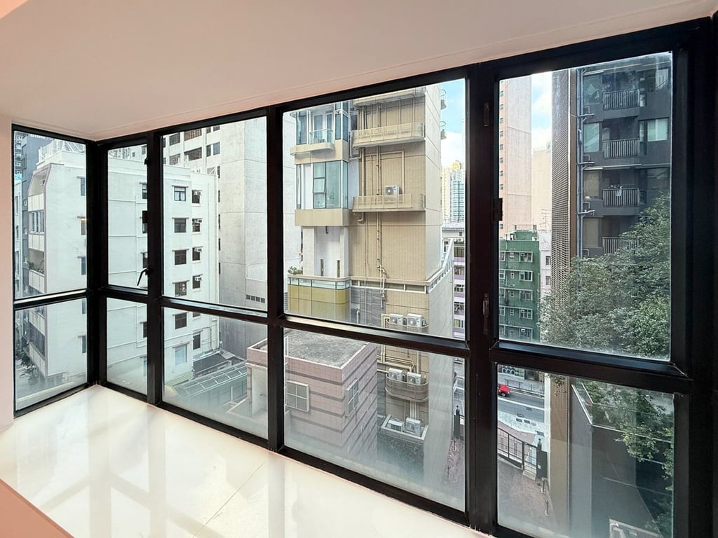 https://img.propertyraptor.com/cdn-cgi/imagedelivery/KD5bF_AFL0JDTbKLWF7z9g/ap8/ap8_001/hornet/prp/img/0341a5049f8128ebc887fee95573557d-wtm.jpg/public