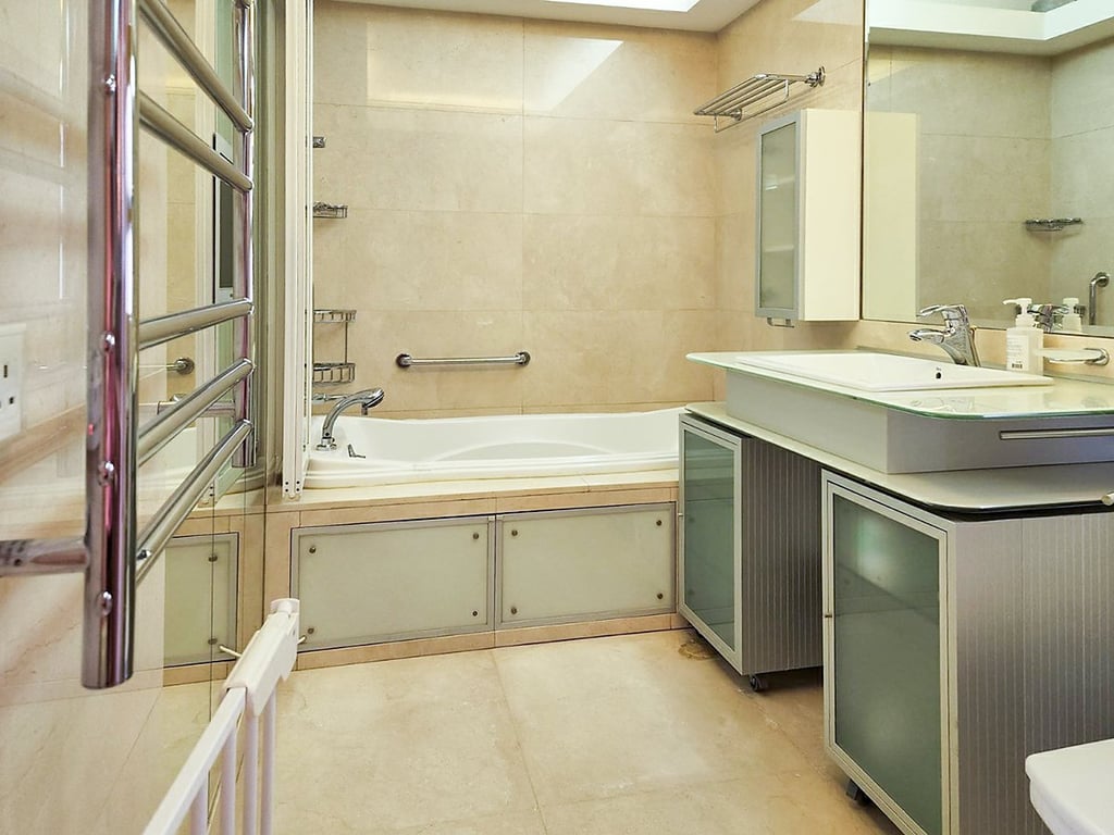 https://img.propertyraptor.com/cdn-cgi/imagedelivery/KD5bF_AFL0JDTbKLWF7z9g/ap8/ap8_001/hornet/prp/img/0354c83a21c920bb26717021317921c4.jpg/public