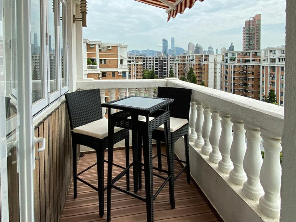 https://img.propertyraptor.com/cdn-cgi/imagedelivery/KD5bF_AFL0JDTbKLWF7z9g/ap8/ap8_001/hornet/prp/img/037e3e0fcbce412902c9a573b3b11ca7.jpg/public
