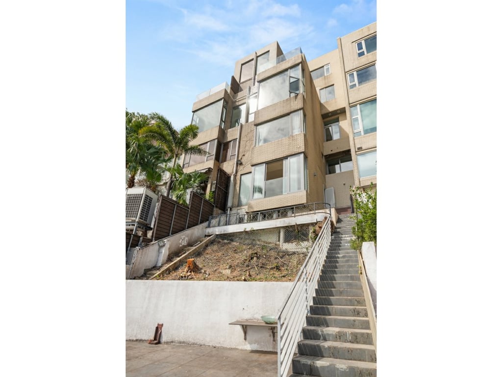 https://img.propertyraptor.com/cdn-cgi/imagedelivery/KD5bF_AFL0JDTbKLWF7z9g/ap8/ap8_001/hornet/prp/img/0380b16ad3e2aff366b273a43e7d599c-wtm.jpg/public