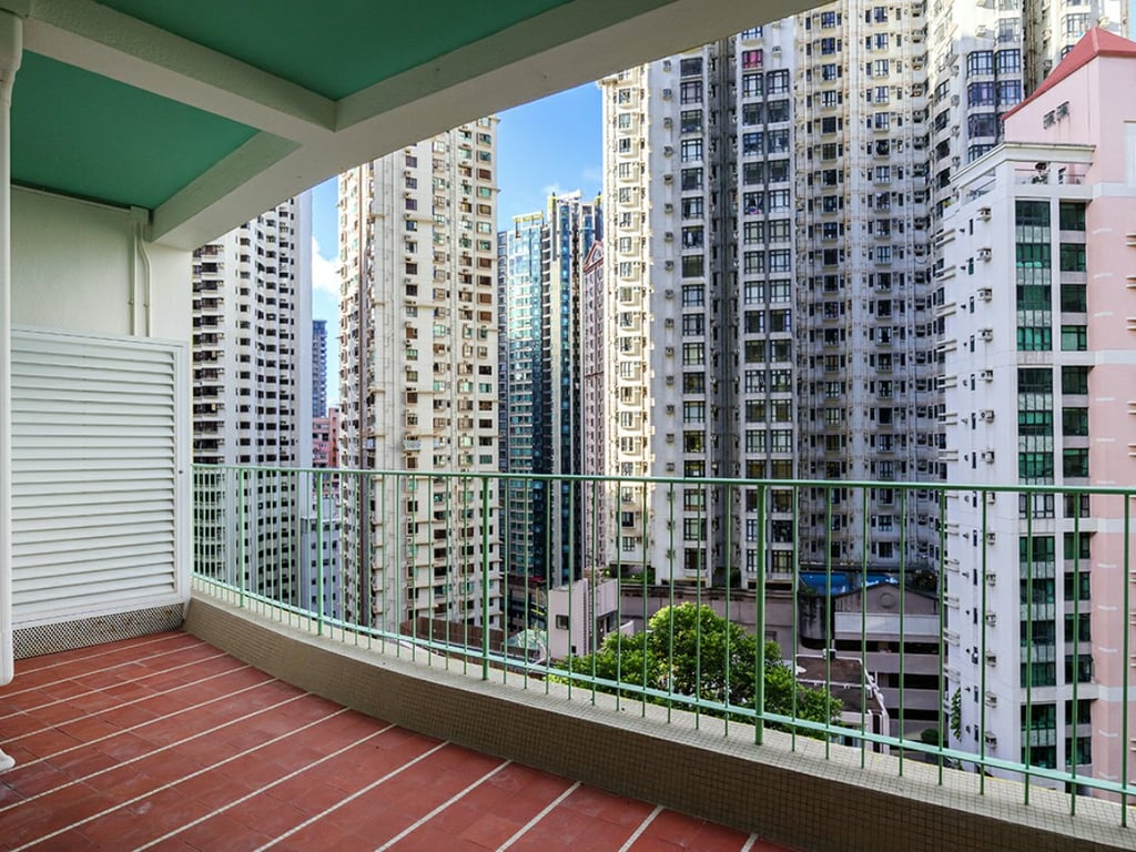 https://img.propertyraptor.com/cdn-cgi/imagedelivery/KD5bF_AFL0JDTbKLWF7z9g/ap8/ap8_001/hornet/prp/img/0382b7cebc4ca7f31f89121b35e7a1be.jpg/public