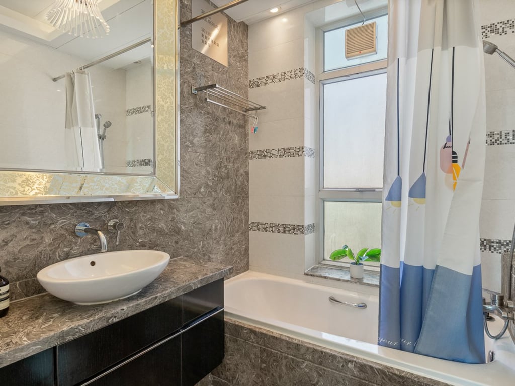 https://img.propertyraptor.com/cdn-cgi/imagedelivery/KD5bF_AFL0JDTbKLWF7z9g/ap8/ap8_001/hornet/prp/img/03da83c724b1b04a3bd8f68ea2066f04.jpg/public