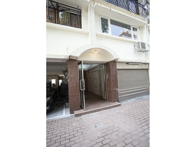 https://img.propertyraptor.com/cdn-cgi/imagedelivery/KD5bF_AFL0JDTbKLWF7z9g/ap8/ap8_001/hornet/prp/img/04259333284383ce026a66f8115bc311.jpg/public