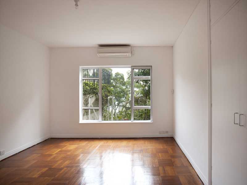 https://img.propertyraptor.com/cdn-cgi/imagedelivery/KD5bF_AFL0JDTbKLWF7z9g/ap8/ap8_001/hornet/prp/img/0428255fd1ea25d4da4ccca63b29eef7.jpg/public