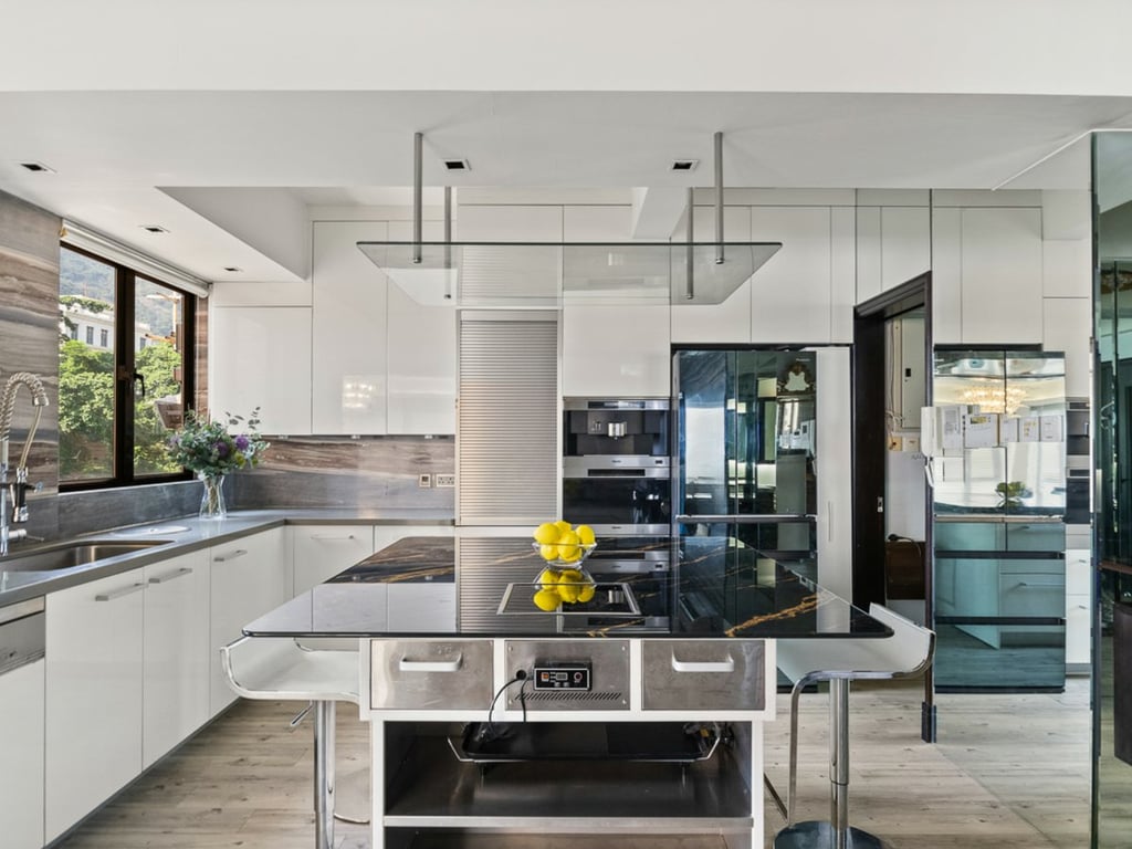 https://img.propertyraptor.com/cdn-cgi/imagedelivery/KD5bF_AFL0JDTbKLWF7z9g/ap8/ap8_001/hornet/prp/img/054da11877b87a973f5547218826216a.jpg/public