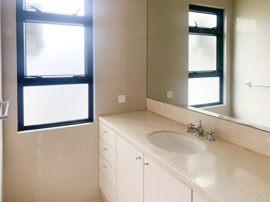 https://img.propertyraptor.com/cdn-cgi/imagedelivery/KD5bF_AFL0JDTbKLWF7z9g/ap8/ap8_001/hornet/prp/img/055c7701d675f0eacdfde3ebd8aecc18.jpg/public