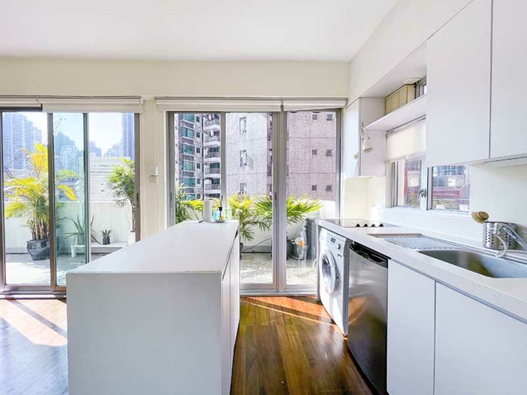 https://img.propertyraptor.com/cdn-cgi/imagedelivery/KD5bF_AFL0JDTbKLWF7z9g/ap8/ap8_001/hornet/prp/img/0633fbfcf5510644424f827c49518c14.jpg/public