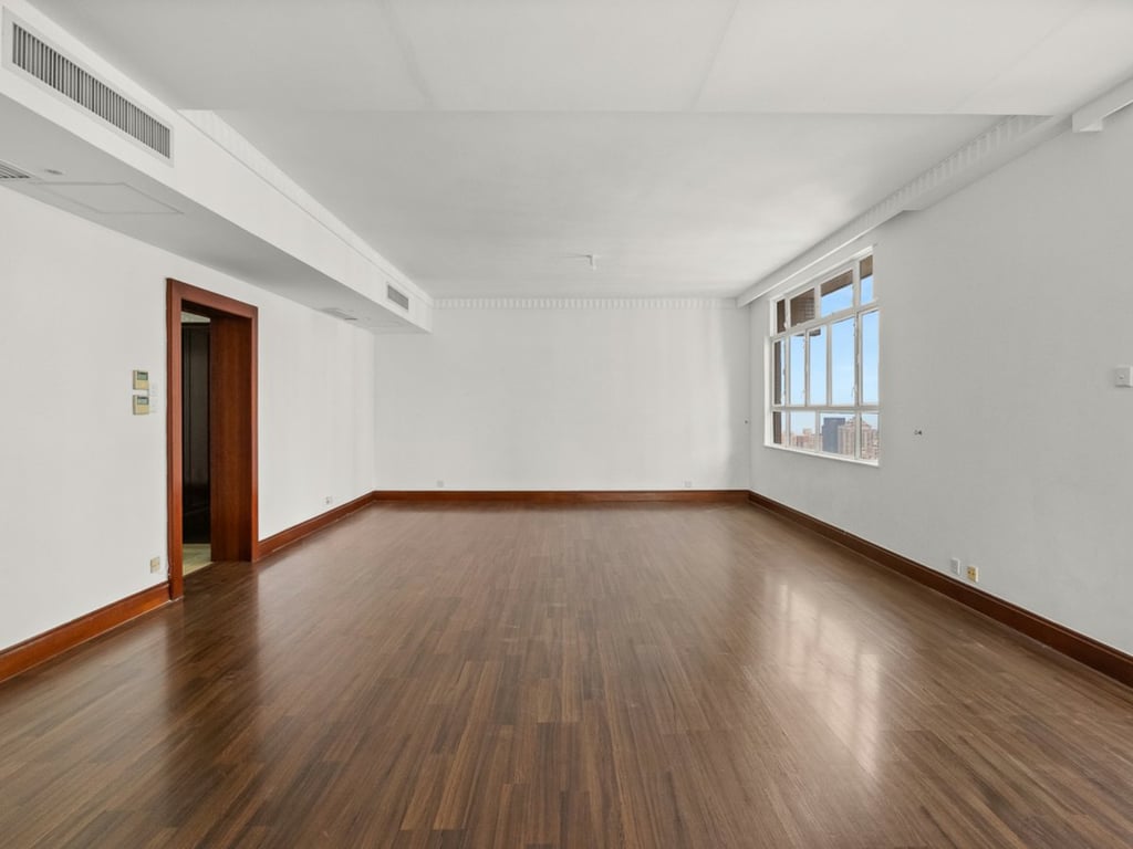 https://img.propertyraptor.com/cdn-cgi/imagedelivery/KD5bF_AFL0JDTbKLWF7z9g/ap8/ap8_001/hornet/prp/img/06617380d5b791a9a25c9ba4360ee909.jpg/public
