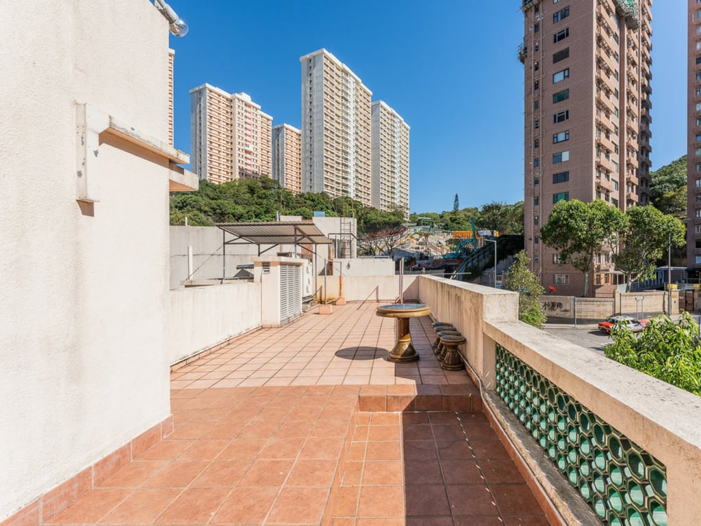 https://img.propertyraptor.com/cdn-cgi/imagedelivery/KD5bF_AFL0JDTbKLWF7z9g/ap8/ap8_001/hornet/prp/img/06e63d7cb572a34a563a819445c496aa.jpg/public