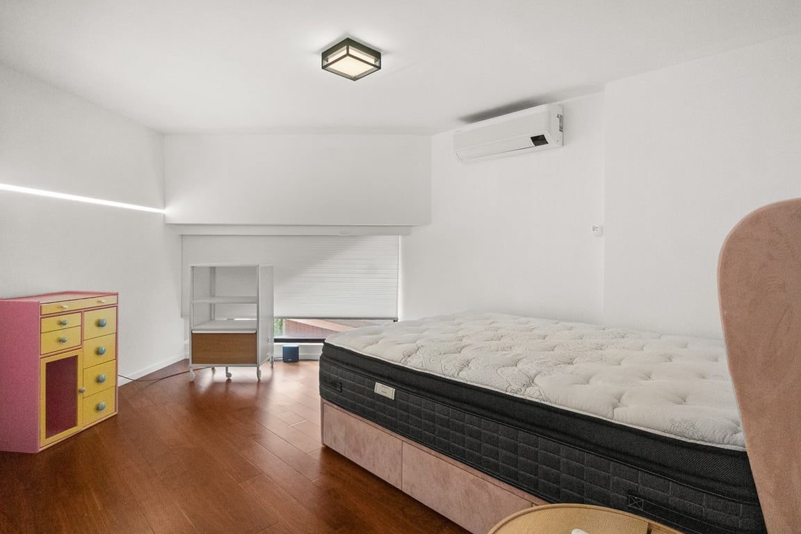 https://img.propertyraptor.com/cdn-cgi/imagedelivery/KD5bF_AFL0JDTbKLWF7z9g/ap8/ap8_001/hornet/prp/img/070ebd40f95e8ffde7211c5dbc98fec4-wtm.jpg/public