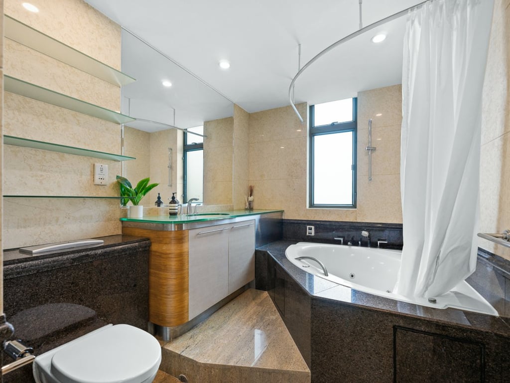 https://img.propertyraptor.com/cdn-cgi/imagedelivery/KD5bF_AFL0JDTbKLWF7z9g/ap8/ap8_001/hornet/prp/img/075bc79d0b2141482a9fdc6000420942.jpg/public