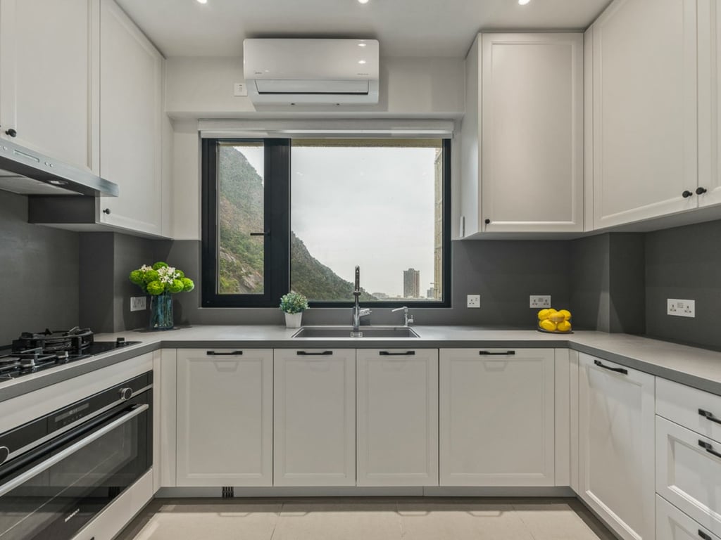 https://img.propertyraptor.com/cdn-cgi/imagedelivery/KD5bF_AFL0JDTbKLWF7z9g/ap8/ap8_001/hornet/prp/img/07ecd4ea3df1bf23638736b18d241bbc.jpg/public