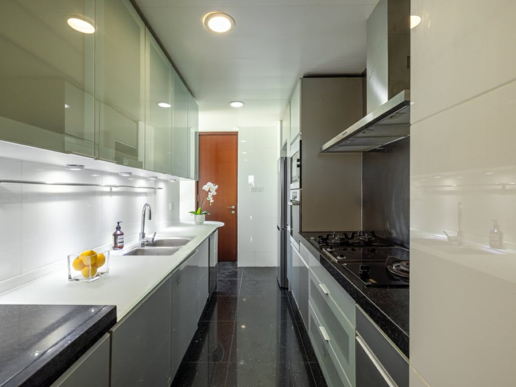 https://img.propertyraptor.com/cdn-cgi/imagedelivery/KD5bF_AFL0JDTbKLWF7z9g/ap8/ap8_001/hornet/prp/img/081515d6fadf65e0253d290234761e01.jpg/public