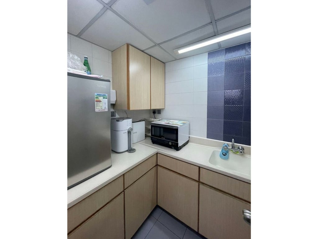 https://img.propertyraptor.com/cdn-cgi/imagedelivery/KD5bF_AFL0JDTbKLWF7z9g/ap8/ap8_001/hornet/prp/img/085c700274dcea10b2973dd3a4a10827.jpg/public