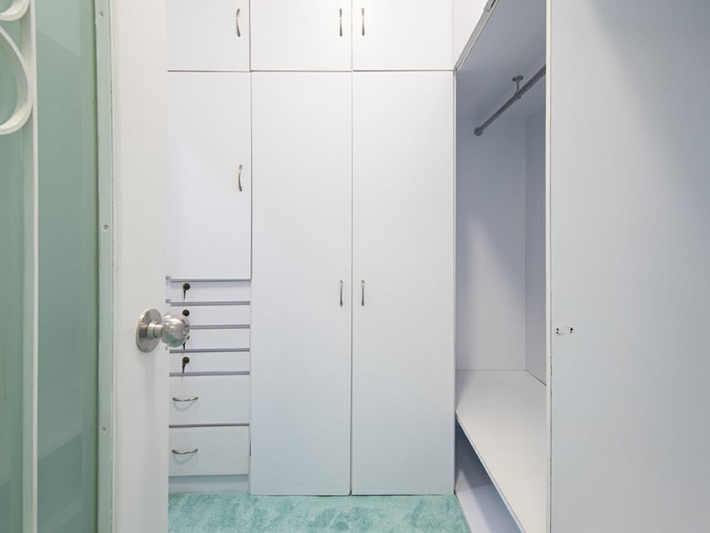 https://img.propertyraptor.com/cdn-cgi/imagedelivery/KD5bF_AFL0JDTbKLWF7z9g/ap8/ap8_001/hornet/prp/img/08802404650af4096363da08305fd5e2.jpg/public