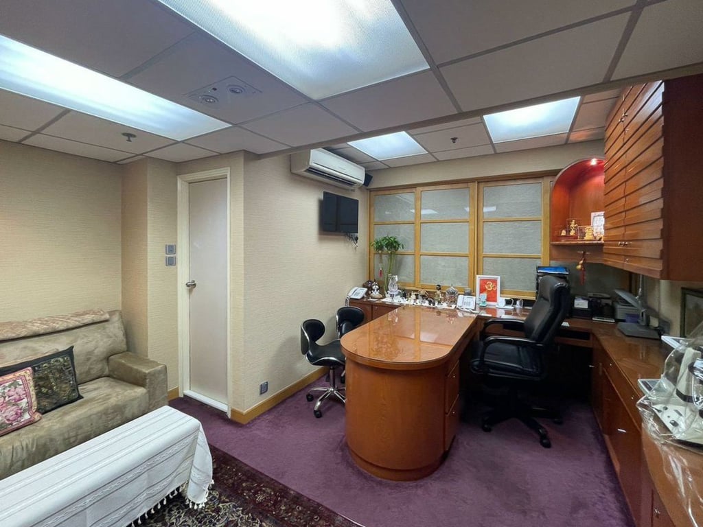 https://img.propertyraptor.com/cdn-cgi/imagedelivery/KD5bF_AFL0JDTbKLWF7z9g/ap8/ap8_001/hornet/prp/img/089701b7943931099cf98a1030c268c7.jpg/public