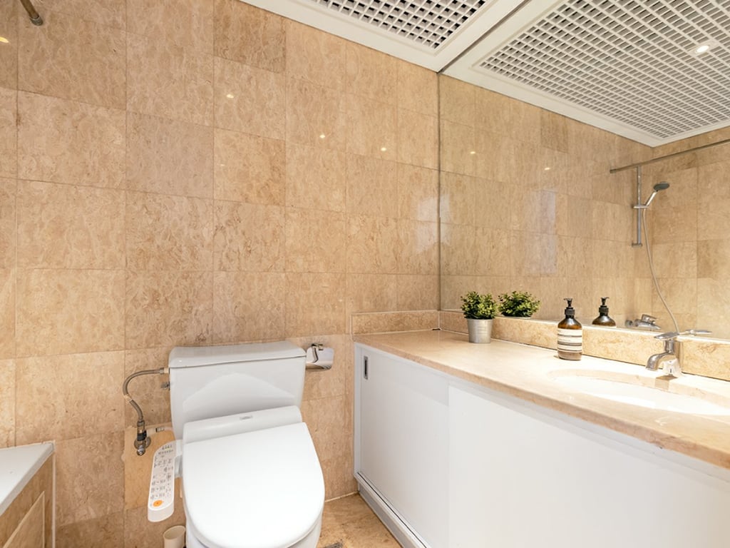 https://img.propertyraptor.com/cdn-cgi/imagedelivery/KD5bF_AFL0JDTbKLWF7z9g/ap8/ap8_001/hornet/prp/img/0907a267167d43f1dba0288709a345ad.jpg/public