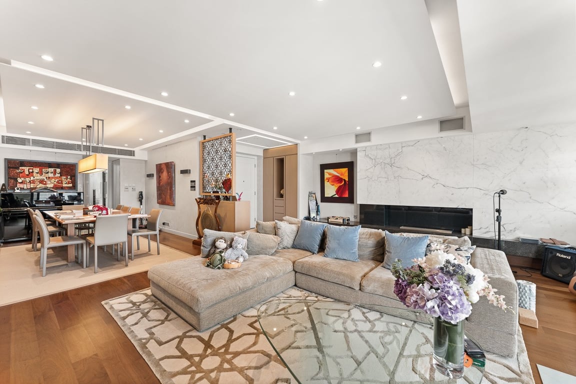 https://img.propertyraptor.com/cdn-cgi/imagedelivery/KD5bF_AFL0JDTbKLWF7z9g/ap8/ap8_001/hornet/prp/img/09f638cd1ed5c671ebf8f31cab59104a-wtm.jpg/public