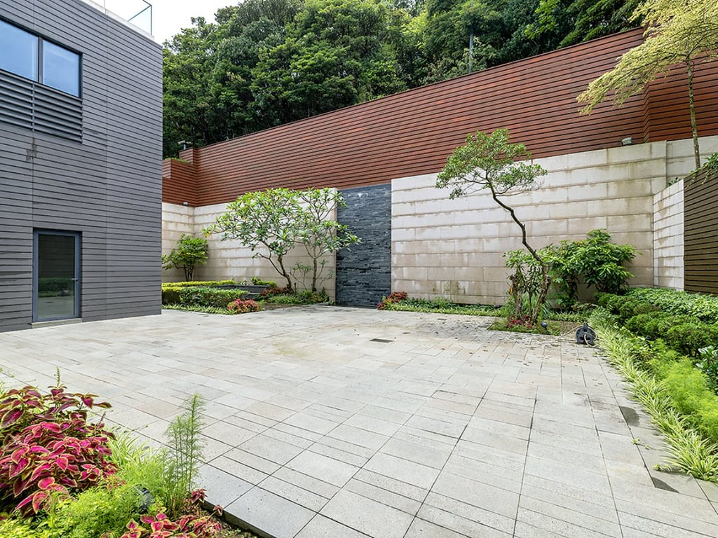 https://img.propertyraptor.com/cdn-cgi/imagedelivery/KD5bF_AFL0JDTbKLWF7z9g/ap8/ap8_001/hornet/prp/img/0a3fe254a06bb21b600e30a1544c3fab.jpg/public