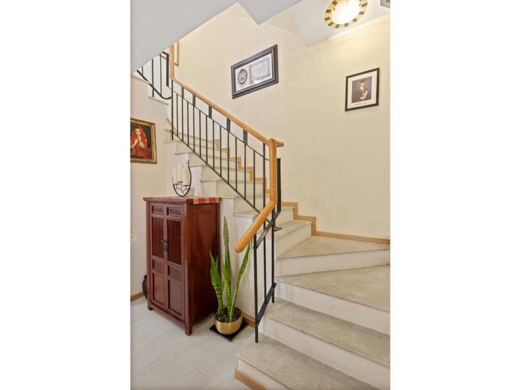 https://img.propertyraptor.com/cdn-cgi/imagedelivery/KD5bF_AFL0JDTbKLWF7z9g/ap8/ap8_001/hornet/prp/img/0a84582f6b3918a3586fb0cacaf8973d.jpg/public