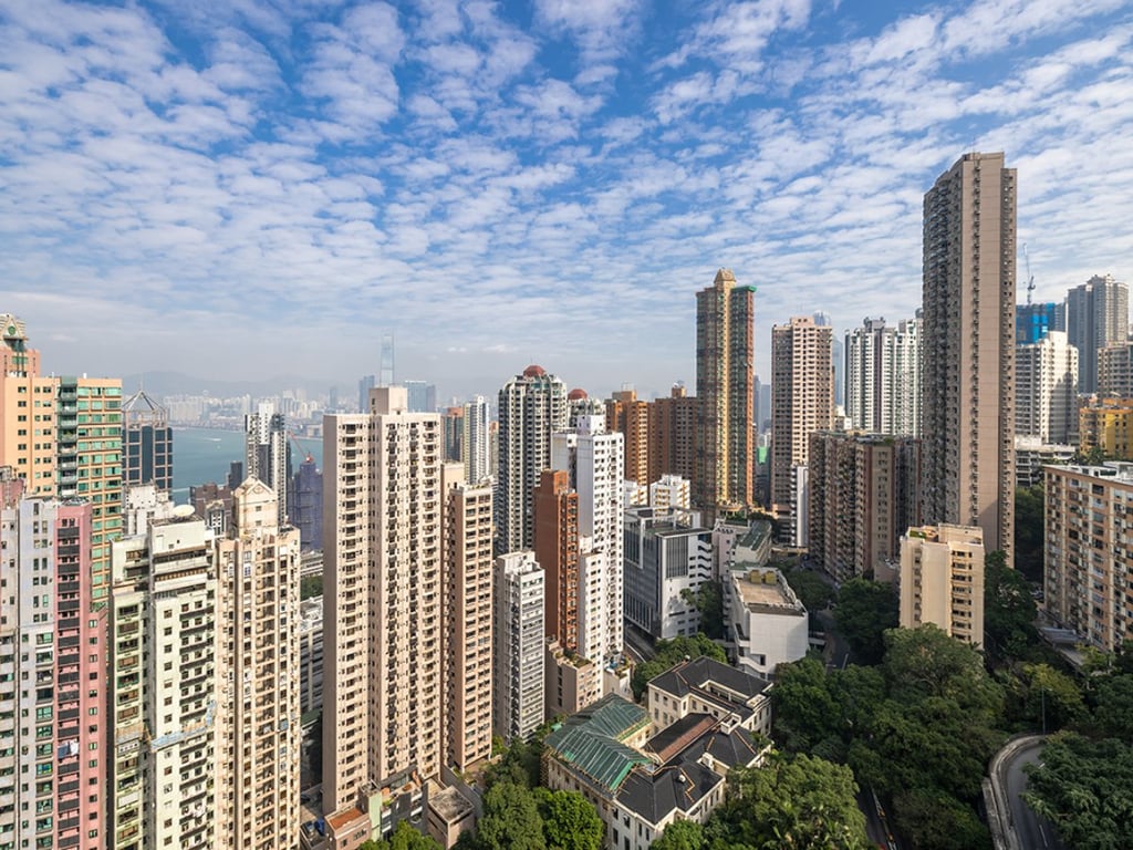 https://img.propertyraptor.com/cdn-cgi/imagedelivery/KD5bF_AFL0JDTbKLWF7z9g/ap8/ap8_001/hornet/prp/img/0ac1562dac730dc5f559f2c2275fe7cc.jpg/public