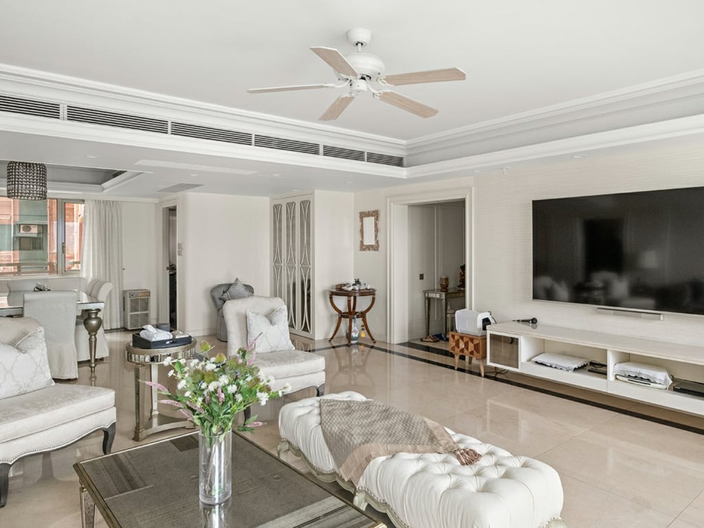 https://img.propertyraptor.com/cdn-cgi/imagedelivery/KD5bF_AFL0JDTbKLWF7z9g/ap8/ap8_001/hornet/prp/img/0c006421d453767c3ebc8333f77c1dd2.jpg/public