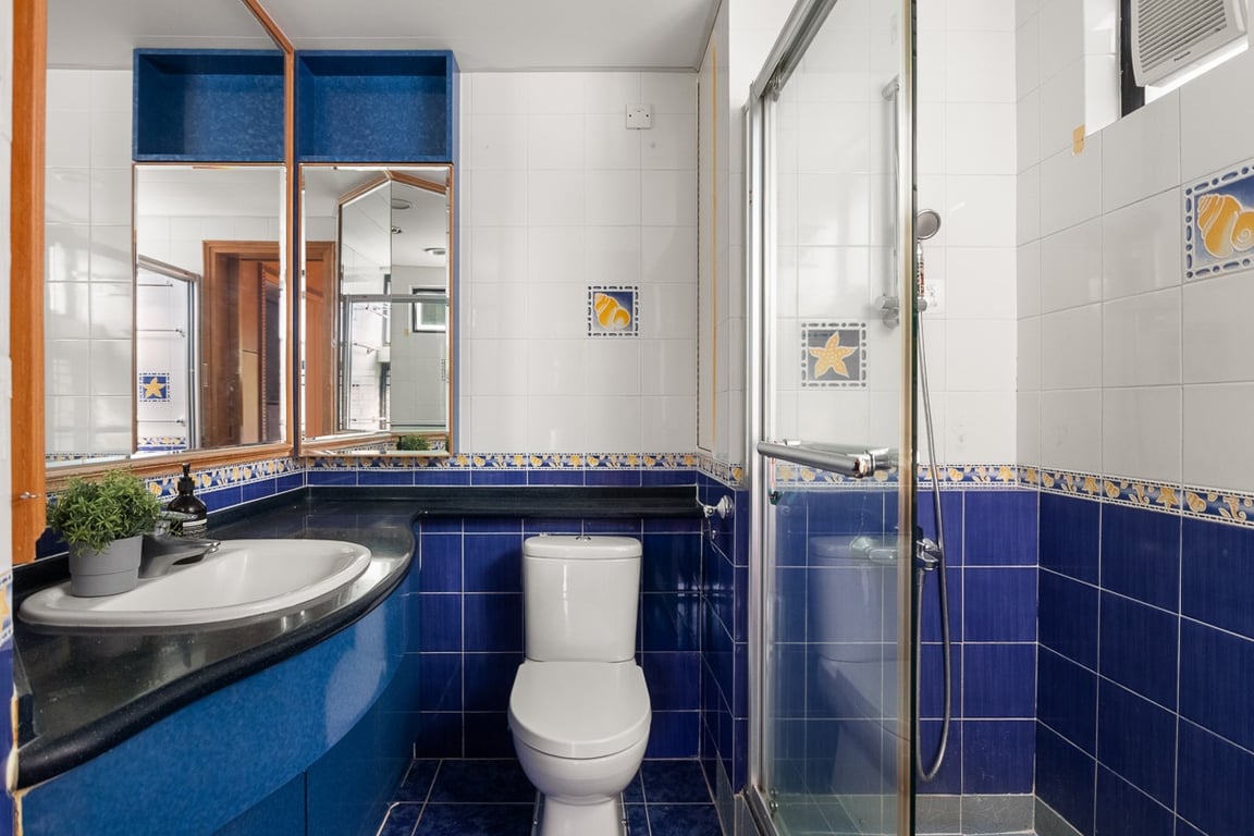 https://img.propertyraptor.com/cdn-cgi/imagedelivery/KD5bF_AFL0JDTbKLWF7z9g/ap8/ap8_001/hornet/prp/img/0c2bc85e692243107d55539d37cd077e-wtm.jpg/public