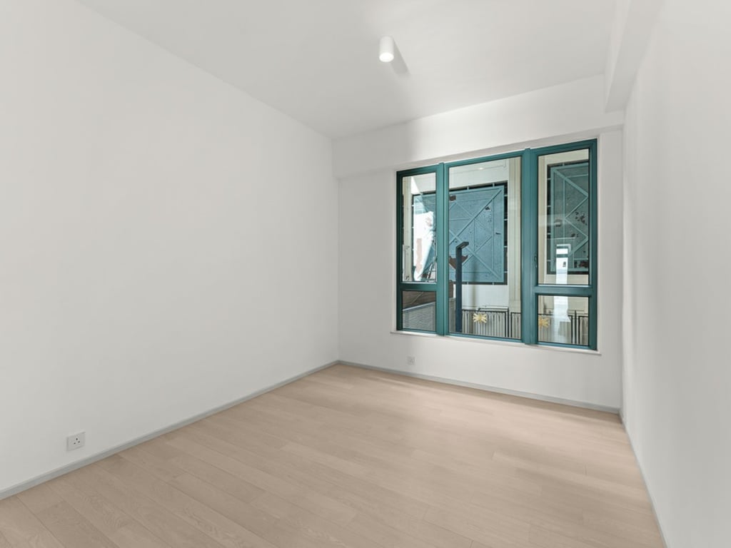 https://img.propertyraptor.com/cdn-cgi/imagedelivery/KD5bF_AFL0JDTbKLWF7z9g/ap8/ap8_001/hornet/prp/img/0c87c1351d7deb3e21852cc0e4c016b0.jpg/public