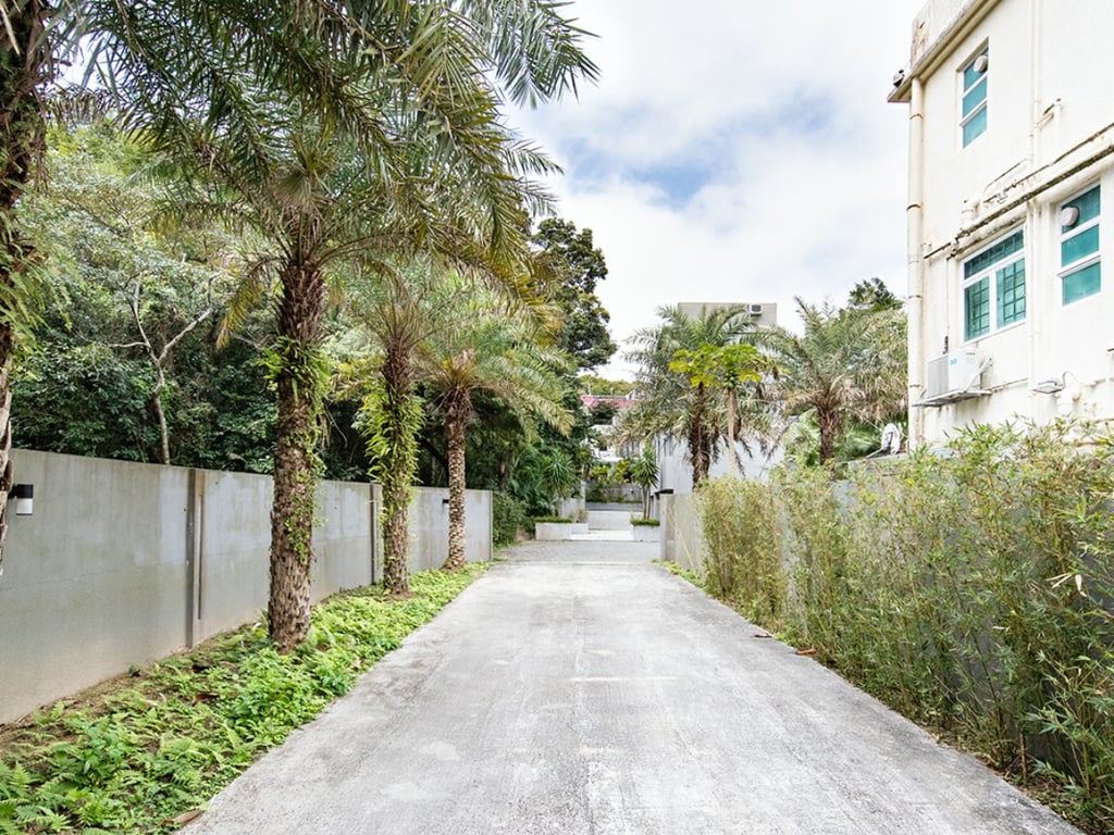 https://img.propertyraptor.com/cdn-cgi/imagedelivery/KD5bF_AFL0JDTbKLWF7z9g/ap8/ap8_001/hornet/prp/img/0cf9e1235ee2bc75fd34dd97f95885ee.jpg/public