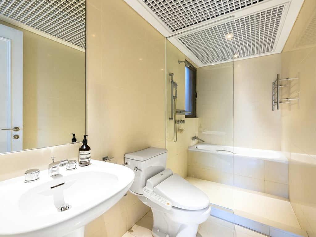 https://img.propertyraptor.com/cdn-cgi/imagedelivery/KD5bF_AFL0JDTbKLWF7z9g/ap8/ap8_001/hornet/prp/img/0d4d1dce1d5a64d93bc83be9c4567503.jpg/public