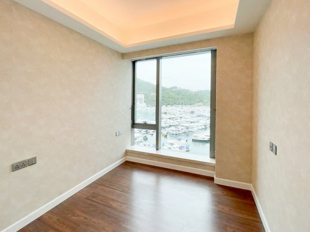 https://img.propertyraptor.com/cdn-cgi/imagedelivery/KD5bF_AFL0JDTbKLWF7z9g/ap8/ap8_001/hornet/prp/img/0d669d58a0f850db27421add7e9707aa.jpg/public