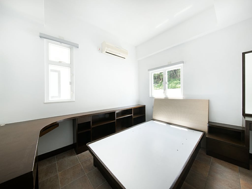 https://img.propertyraptor.com/cdn-cgi/imagedelivery/KD5bF_AFL0JDTbKLWF7z9g/ap8/ap8_001/hornet/prp/img/0db83154d6deee71ffff5a3dfdee0321.jpg/public