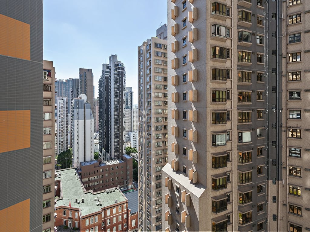 https://img.propertyraptor.com/cdn-cgi/imagedelivery/KD5bF_AFL0JDTbKLWF7z9g/ap8/ap8_001/hornet/prp/img/0de1d75dc5738ad9f78a70fd983e76ae.jpg/public