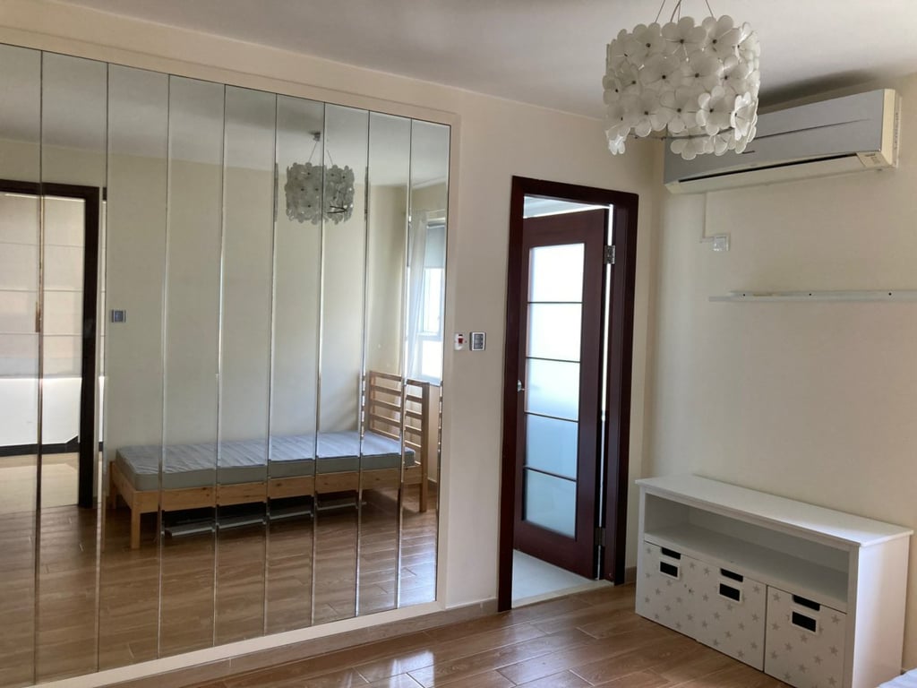 https://img.propertyraptor.com/cdn-cgi/imagedelivery/KD5bF_AFL0JDTbKLWF7z9g/ap8/ap8_001/hornet/prp/img/0e0ff556d04294051734280a84342e7b.jpg/public