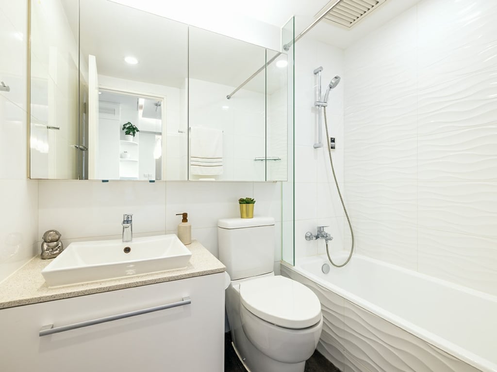 https://img.propertyraptor.com/cdn-cgi/imagedelivery/KD5bF_AFL0JDTbKLWF7z9g/ap8/ap8_001/hornet/prp/img/0e1ddbdf3dc0e17949b3acd4ee409e6c.jpg/public
