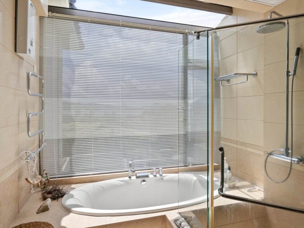 https://img.propertyraptor.com/cdn-cgi/imagedelivery/KD5bF_AFL0JDTbKLWF7z9g/ap8/ap8_001/hornet/prp/img/0e78ed0306194f6b4376f3b8e38c14b0.jpg/public