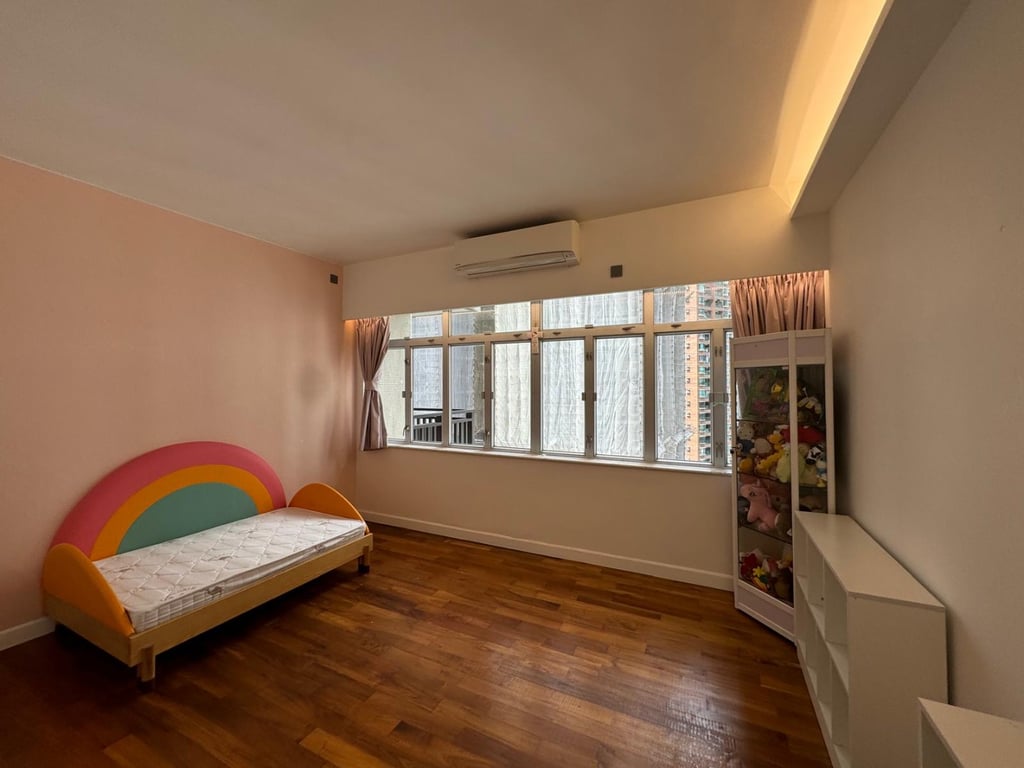 https://img.propertyraptor.com/cdn-cgi/imagedelivery/KD5bF_AFL0JDTbKLWF7z9g/ap8/ap8_001/hornet/prp/img/0edb147103acb36285a9a217e2848204-wtm.jpg/public