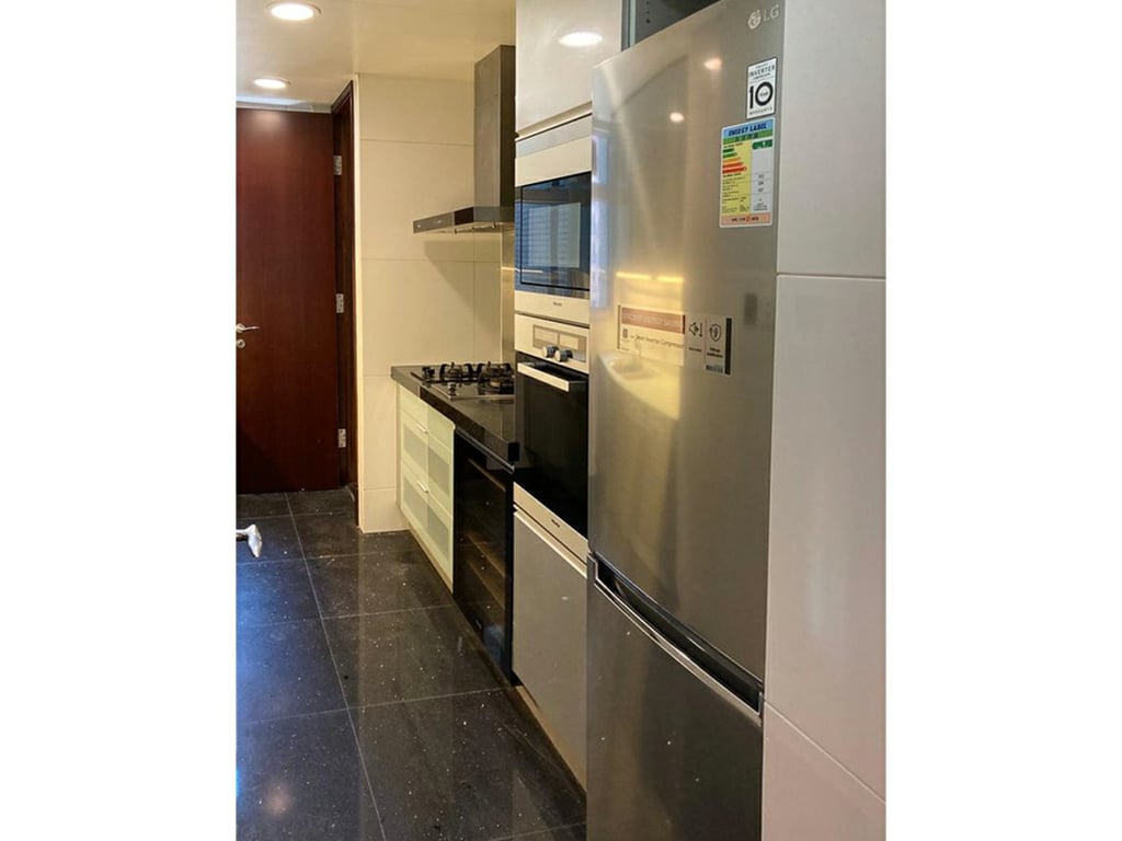 https://img.propertyraptor.com/cdn-cgi/imagedelivery/KD5bF_AFL0JDTbKLWF7z9g/ap8/ap8_001/hornet/prp/img/0f0260302d20937669d96ddebd9861d0.jpg/public
