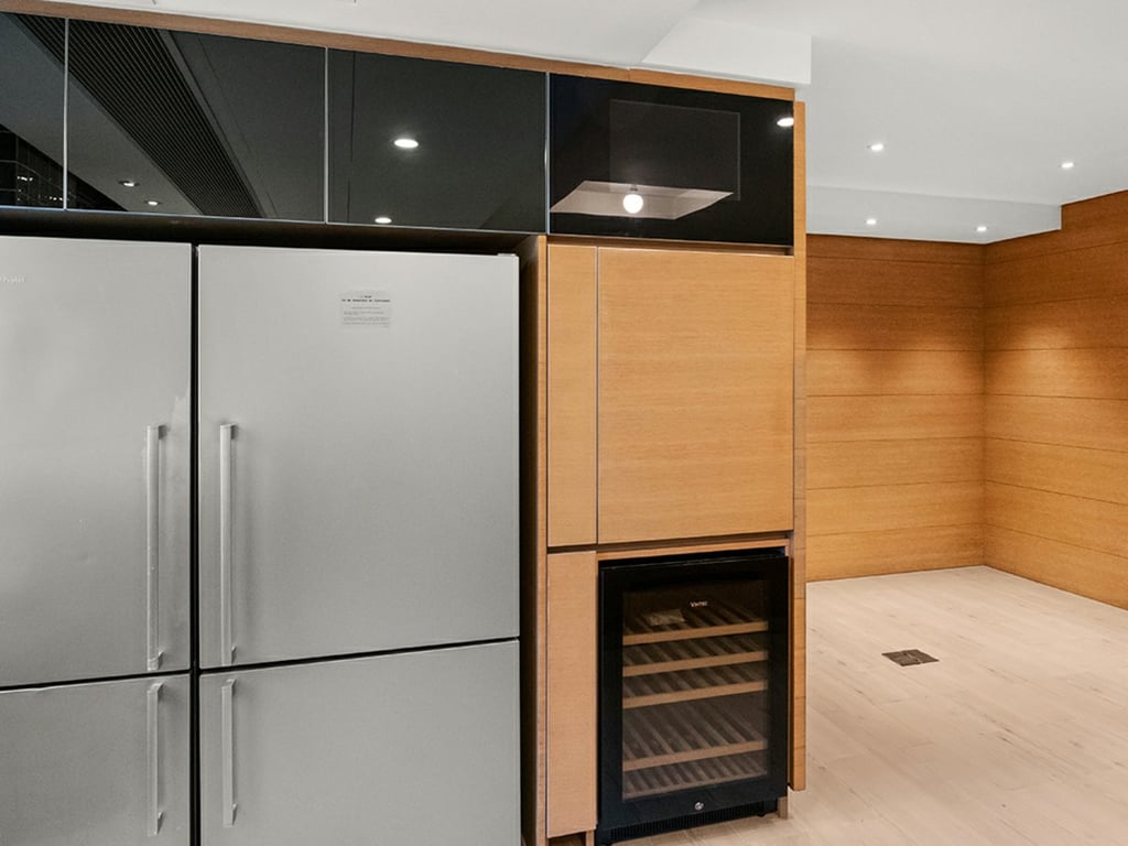 https://img.propertyraptor.com/cdn-cgi/imagedelivery/KD5bF_AFL0JDTbKLWF7z9g/ap8/ap8_001/hornet/prp/img/0f19f5e7a1ffee425486077d3cada422.jpg/public