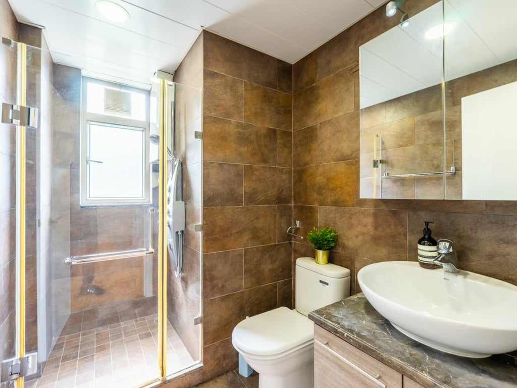 https://img.propertyraptor.com/cdn-cgi/imagedelivery/KD5bF_AFL0JDTbKLWF7z9g/ap8/ap8_001/hornet/prp/img/0f28cadf57a26b7c468cdac8b9d1a988.jpg/public