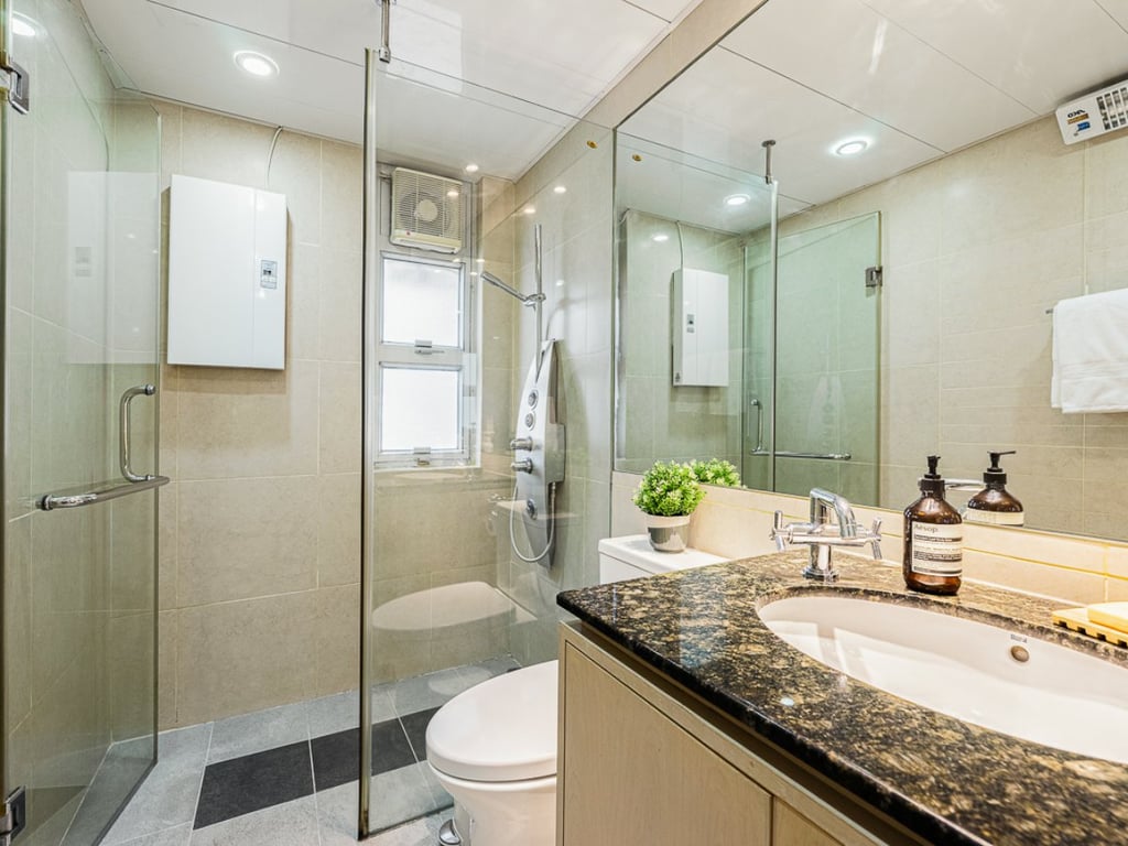 https://img.propertyraptor.com/cdn-cgi/imagedelivery/KD5bF_AFL0JDTbKLWF7z9g/ap8/ap8_001/hornet/prp/img/0f4b3c97e66f6ebf383be3dd71f85aba.jpg/public