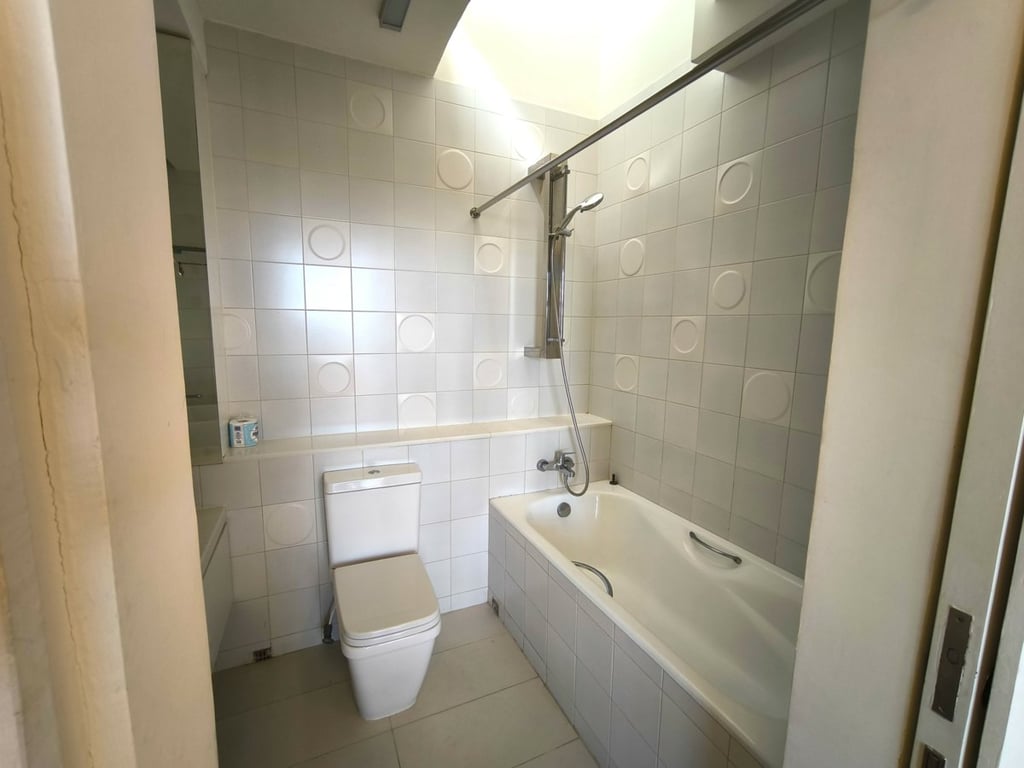 https://img.propertyraptor.com/cdn-cgi/imagedelivery/KD5bF_AFL0JDTbKLWF7z9g/ap8/ap8_001/hornet/prp/img/0f57f7c73035adf1c73d4f681fb8c388.jpg/public